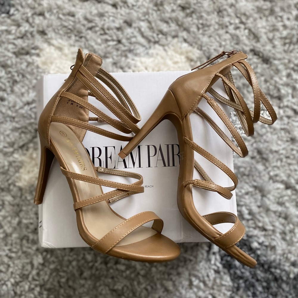 Like new Dream Pairs size 8 nude heels